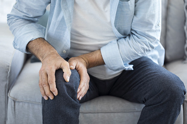 Kühlbandage hilft bei Knieschmerzen